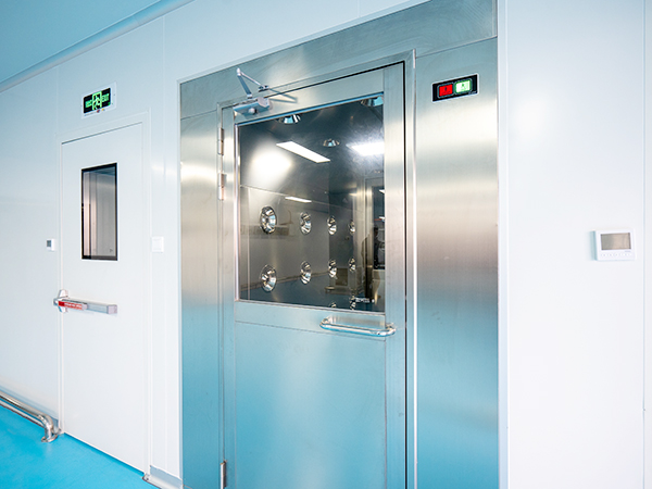 全自動移門風淋室的設計充分考慮了人體工程學原理操作簡便效果顯著